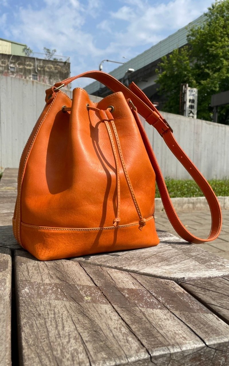 Spliced ​​Bucket Bag/Crossbody Bag Color: Caramel Size: M Made of Vegetable Tanned Cow Leather - Messenger Bags & Sling Bags - Genuine Leather Brown