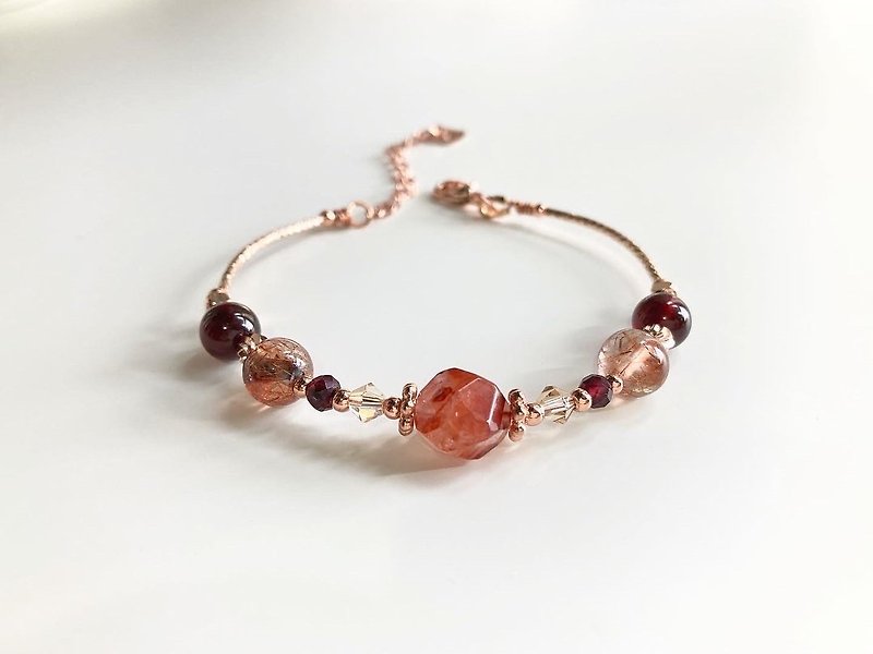 Customizable red crystal bracelets can improve health and popularity. Red plastic flower Bronze hair crystal garnet bracelet - สร้อยข้อมือ - คริสตัล 