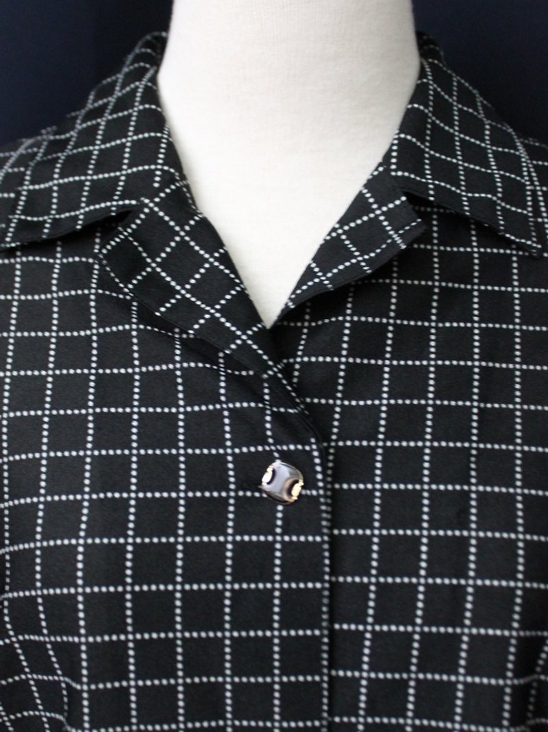 【RE0608T062】 Japanese-made black simple lattice short-sleeved ancient shirt - special - เสื้อเชิ้ตผู้หญิง - เส้นใยสังเคราะห์ สีดำ