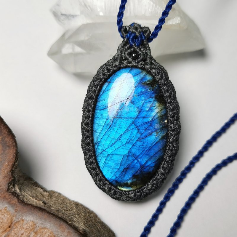 藍光拉長石-蠟線編織/圖騰包框設計/項鍊可調整長度 - 項鍊 - 半寶石 藍色