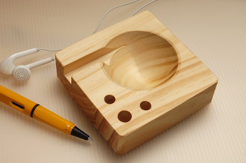 phone  stand with sound booster design - Phone Stands & Dust Plugs - Wood 