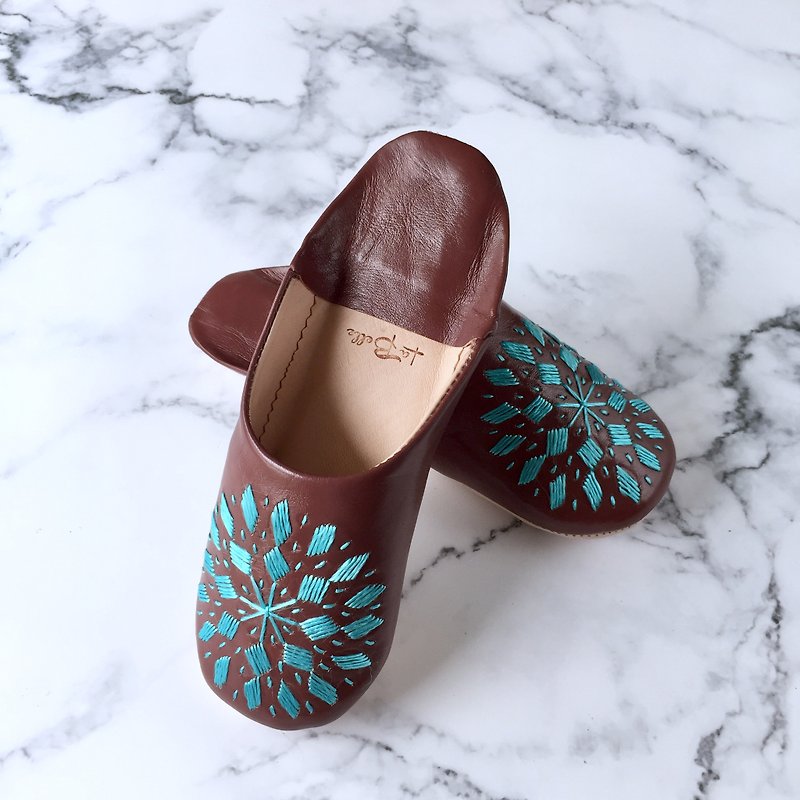 Elegant babouche (slippers) broadly chocolat with hand-stitched embroidery - รองเท้าแตะในบ้าน - หนังแท้ สีนำ้ตาล