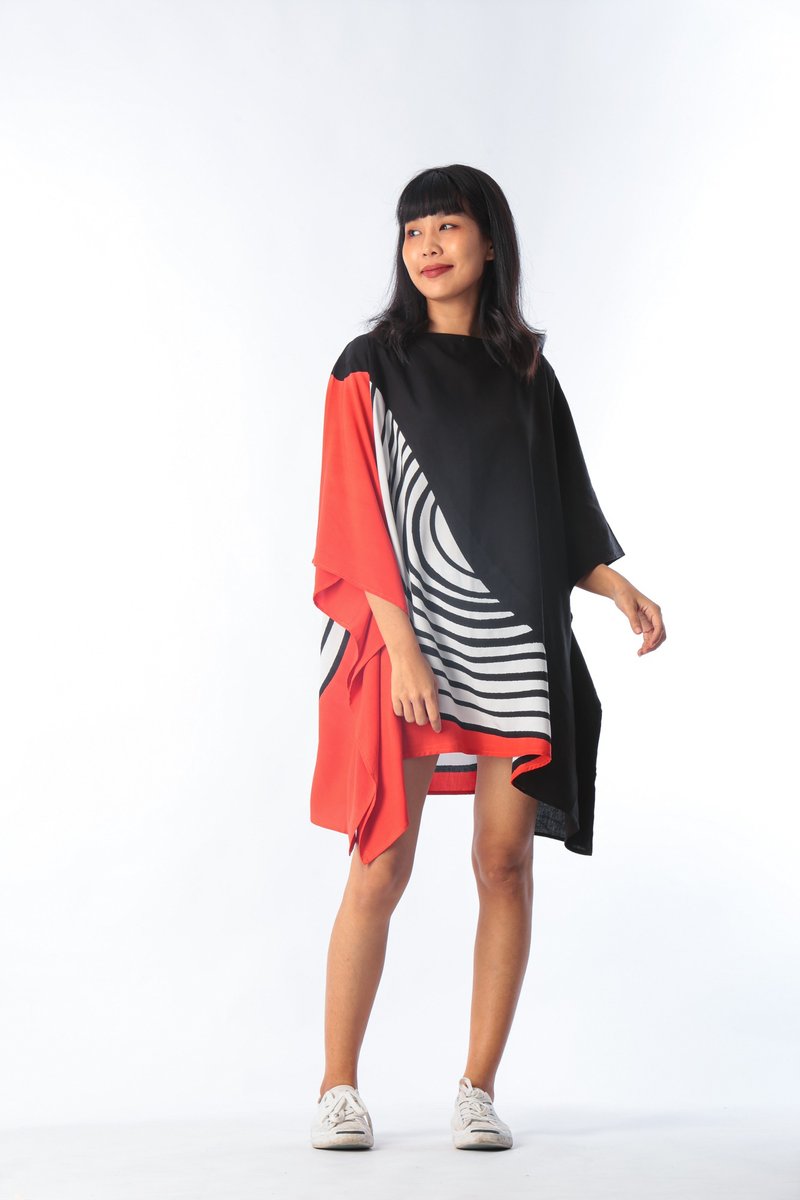 Poncho Blouse Cotton Rayon Hand Painted for Summer resort vacation - 女上衣/長袖上衣 - 棉．麻 黑色