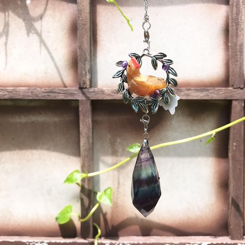 【Lost And Find】Natural bird on  fluorite pendulum necklace - สร้อยคอ - เครื่องเพชรพลอย หลากหลายสี