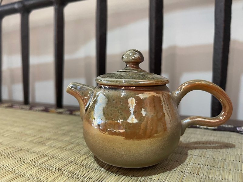 Firewood Hand-made Japanese Pottery Teapot / Chen Wenxiang - Teapots & Teacups - Pottery Gold