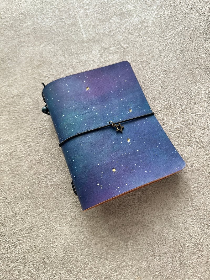 [Refurbished] Hand-dyed minimalist passport holder, passport cover, handbook, notebook book jacket with cosmic starry sky - สมุดบันทึก/สมุดปฏิทิน - หนังแท้ สีม่วง