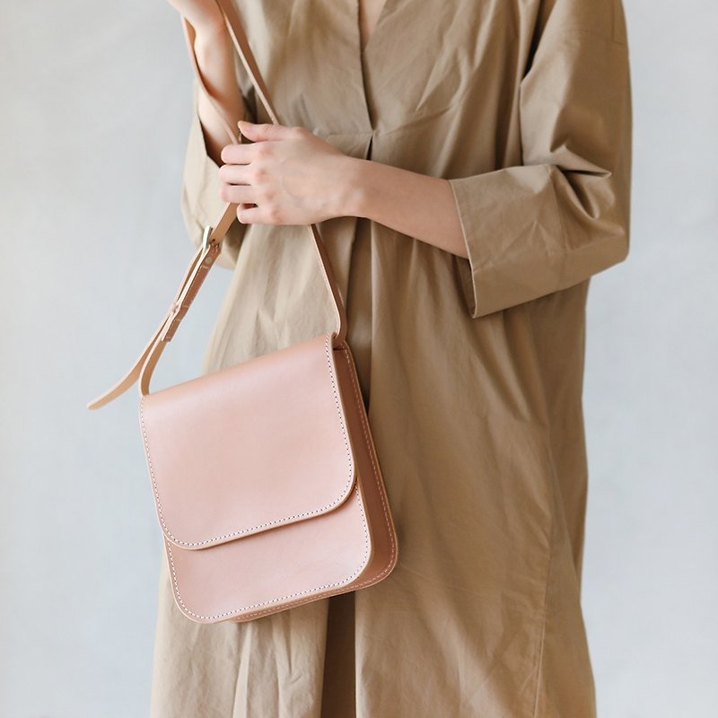 One-shoulder slung elegant square bag gentle simple handbag flip design - กระเป๋าแมสเซนเจอร์ - หนังแท้ 