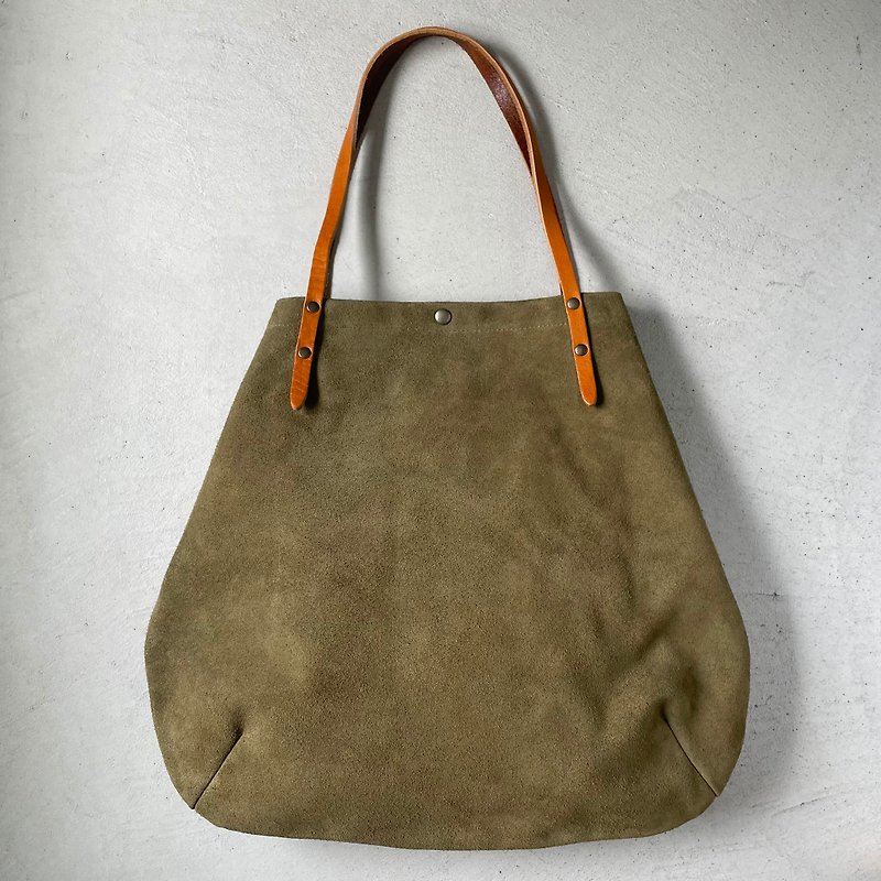 [Resale in 2023] Round tote bag made of cattle floor velor and extra-thick oil slime [Olive] - กระเป๋าถือ - หนังแท้ สีกากี