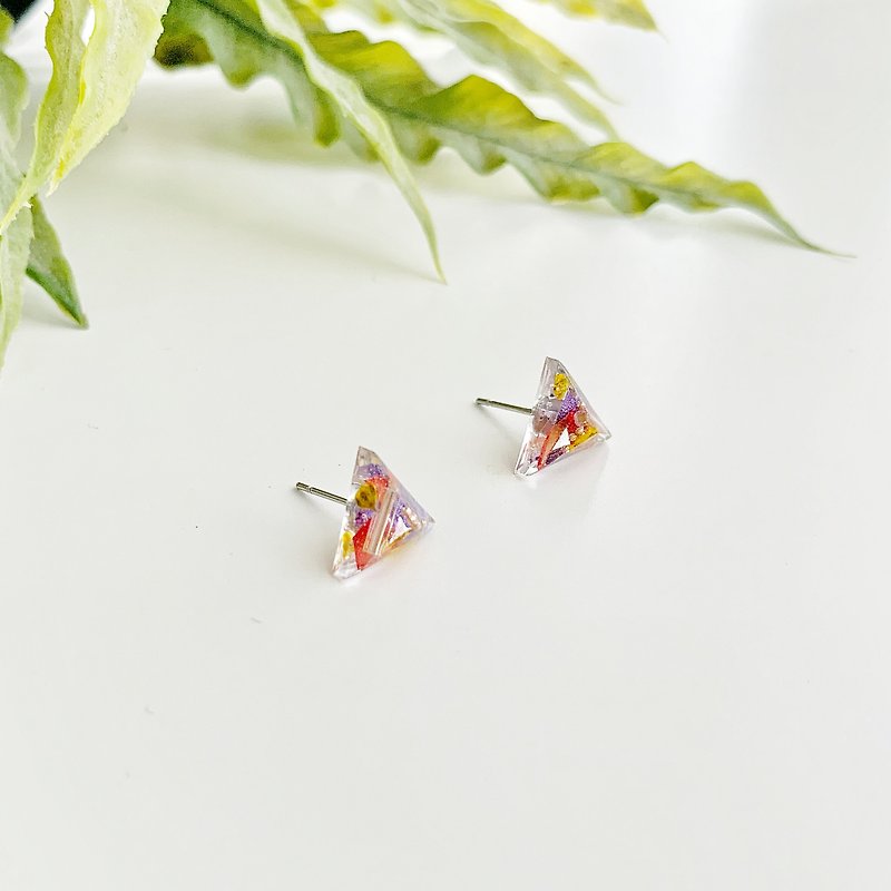 Glass resin cone real flower earrings - Earrings & Clip-ons - Plants & Flowers Green