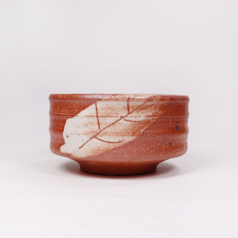 Mingya kiln l Japanese texture Shino glaze leaf pattern shallow dish tea bowl - ถ้วย - ดินเผา สีส้ม
