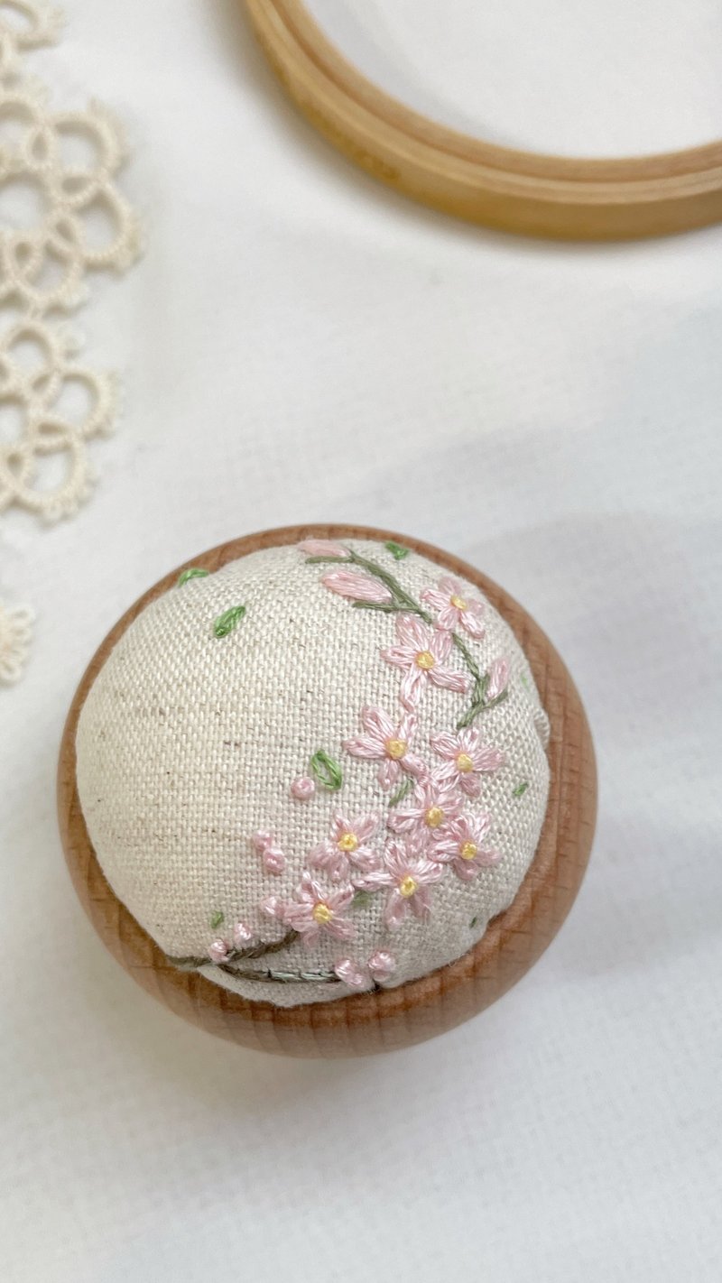 【芳小姐手作】唯美手作 春櫻原木底座 針插刺繡包 針插墊 - 編織/刺繡/羊毛氈/縫紉 - 棉．麻 粉紅色