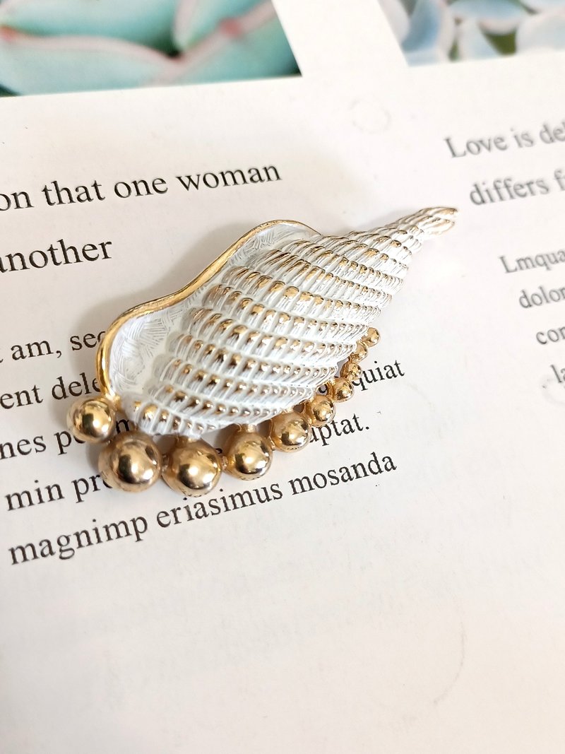 vintage jewelry Sarah cov  白琺瑯金珠海螺 別針 胸針 - 胸針 - 其他金屬 