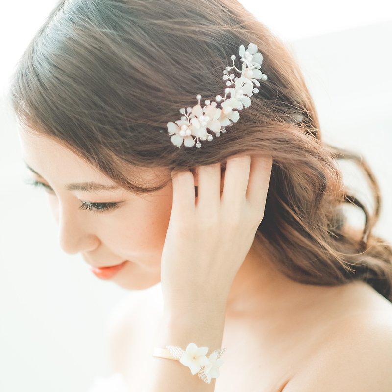 Frangipani/bridal accessory/hair accessory/handmade/wedding - สร้อยข้อมือ - โลหะ สีทอง
