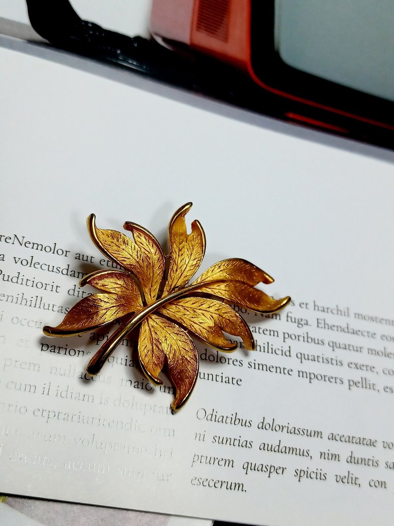 vintage jewelry antique gold leaf vein brooch - เข็มกลัด - โลหะ 