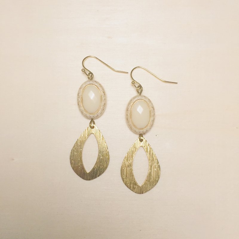 Vintage engraved beige white cutout earrings - ต่างหู - เรซิน ขาว