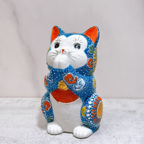 九谷焼置物招き猫 花柄 招き猫（左） 花の宴 -utage- 赤 | 虚空蔵窯｜石川県能美市の