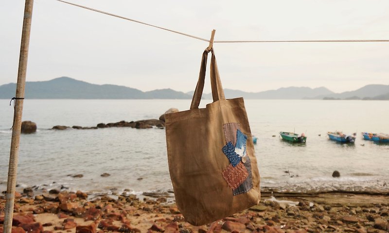 【A Kind of Lantau‧Blue Dyeing Workshop】Cloth Bag - CM4BR Breaking Dawn - Handbags & Totes - Cotton & Hemp Brown