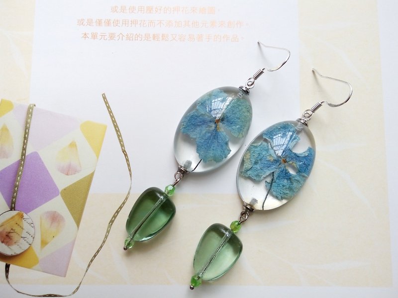 Handmade jewelry, Hydrangea earrings, resin earrings, Floral jewelry - ต่างหู - วัสดุอื่นๆ สีน้ำเงิน