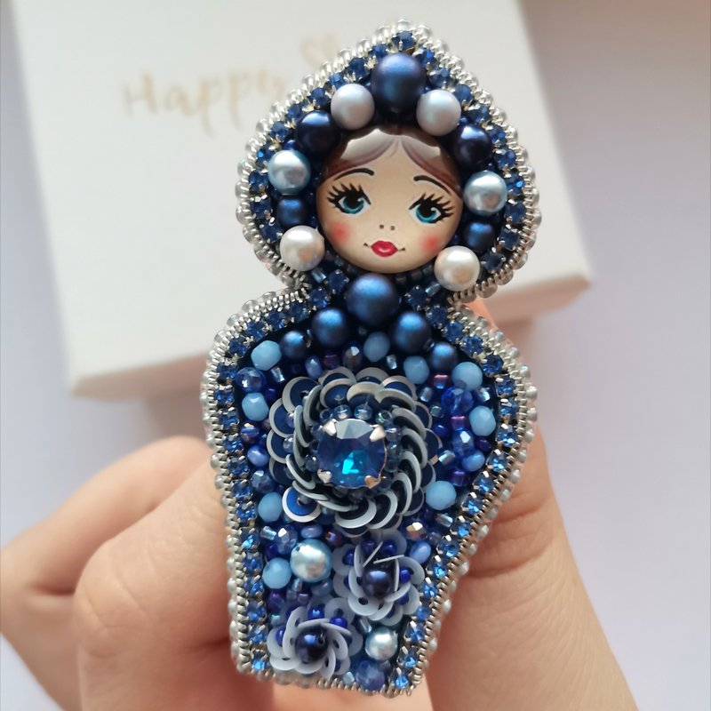 Handmade matryoshka jewelry brooch beaded, nesting doll pin,russian sryle jewely - เข็มกลัด - วัสดุอื่นๆ สีน้ำเงิน