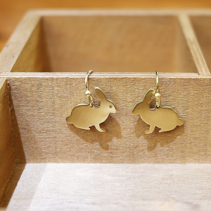 Cutie rabbit brass earrings (Handmade) - ต่างหู - ทองแดงทองเหลือง สีทอง