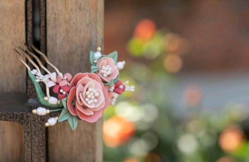 Rose flower hair comb/four-tooth comb (pink) Spring flower Japanese Embroidery thread - เครื่องประดับผม - งานปัก 