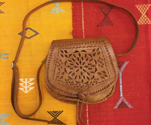 モロッコの手彫りカラメルカラーラクダの革のサイドバックパック斜めの