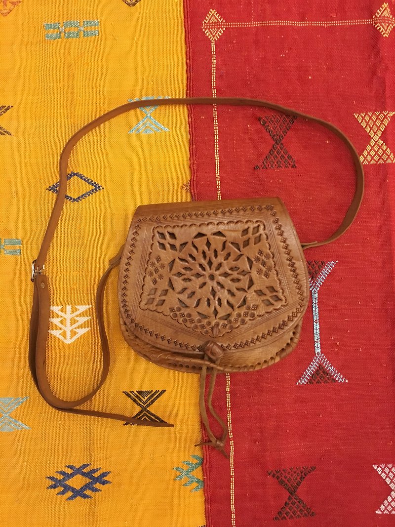 Moroccan hand-carved caramel color camel leather side backpack oblique backpack saddle bag national wind accessories - กระเป๋าแมสเซนเจอร์ - หนังแท้ สีนำ้ตาล