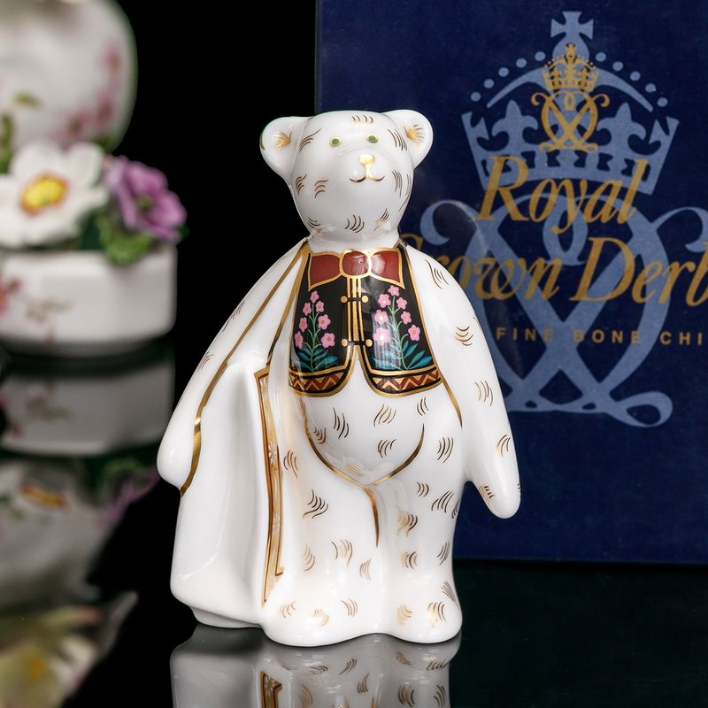 英國製Royal Crown Derby 2002禮物公爵泰迪熊骨瓷伊萬里裝飾 - 公仔/玩偶 - 瓷 