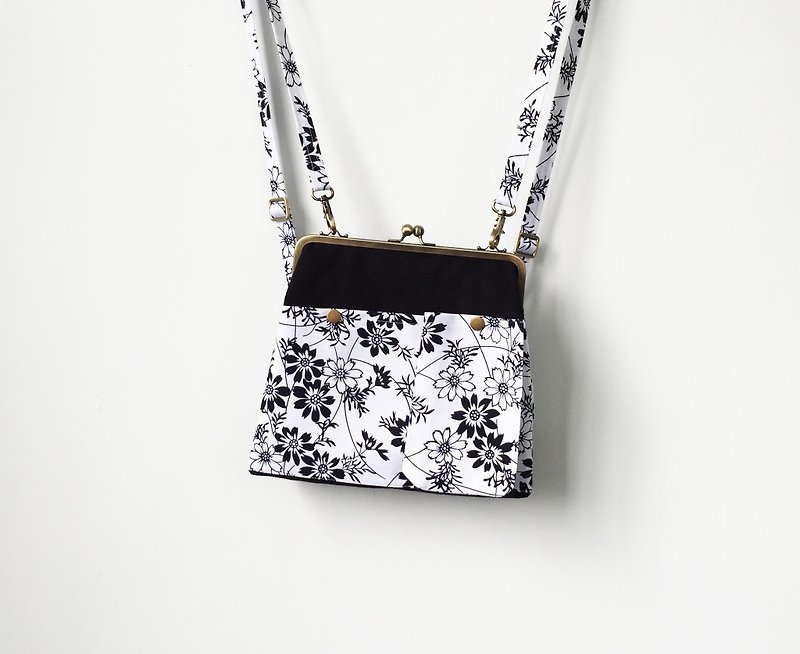 lattice and flowers clasp frame bag/with chain/ shoulder bag /backpacks - กระเป๋าเป้สะพายหลัง - ไฟเบอร์อื่นๆ 