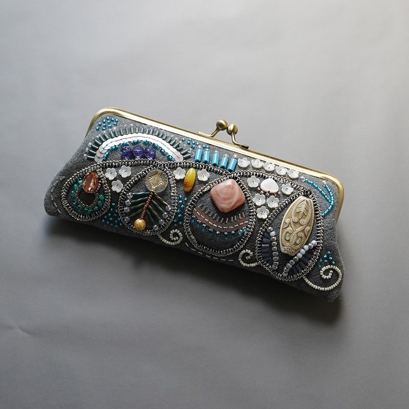 Can also be used as a glasses case. Beaded embroidered pen case with a purse size 16. Blue gray. One of a kind. Free shipping. Dull color. Mother's Day gift. - กล่องแว่น - ขนแกะ สีน้ำเงิน