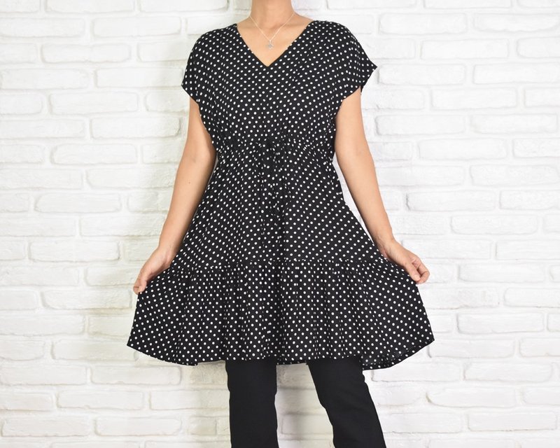 Polka dot short sleeve tunic dress, frill dress, V-neck, polka dots, black - ชุดเดรส - วัสดุอื่นๆ สีดำ