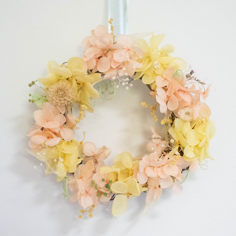 Eternal Hydrangea Small Wreath Home Decoration Hanging Ornament - ช่อดอกไม้แห้ง - พืช/ดอกไม้ สีเหลือง