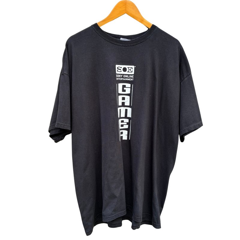 Vintage SOE Sony Online Entertainment Gamer Station Promo T-shirt - เสื้อยืดผู้ชาย - ผ้าฝ้าย/ผ้าลินิน สีดำ