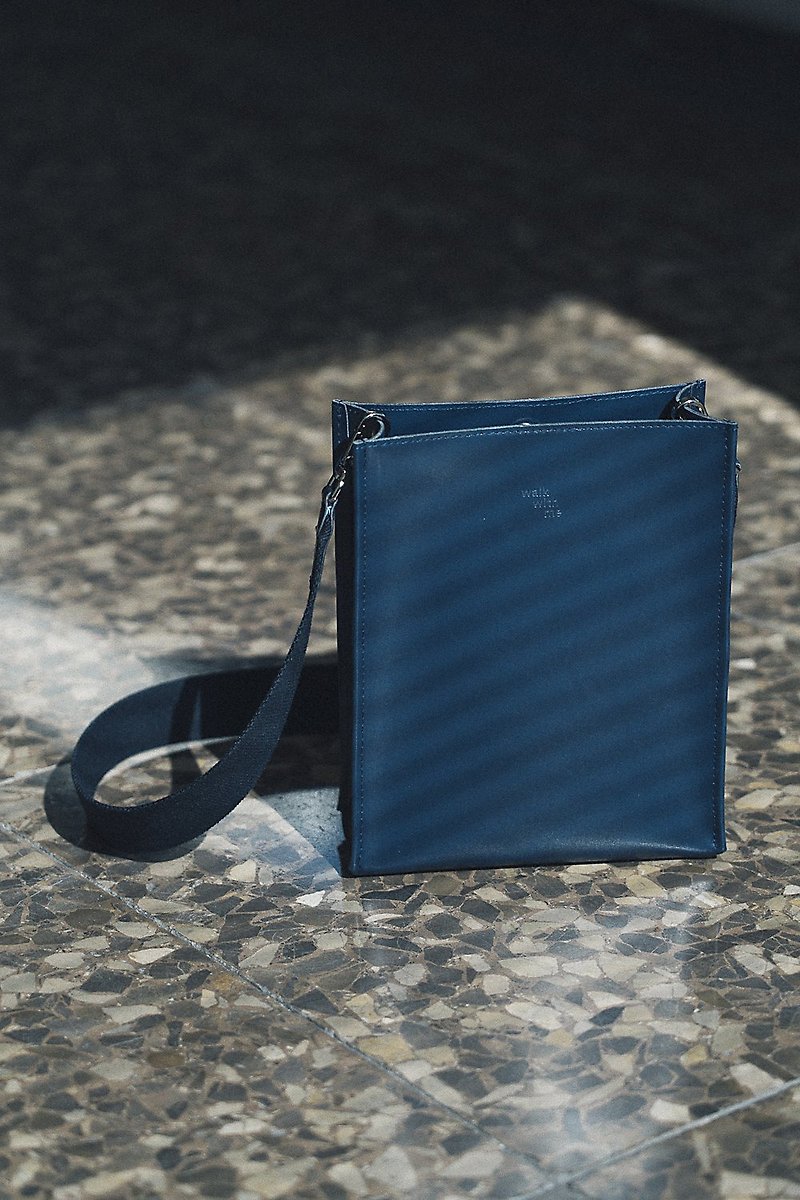 Walk With Me Recycled Leather Book Bag - Deep Blue - กระเป๋าแมสเซนเจอร์ - หนังแท้ สีน้ำเงิน