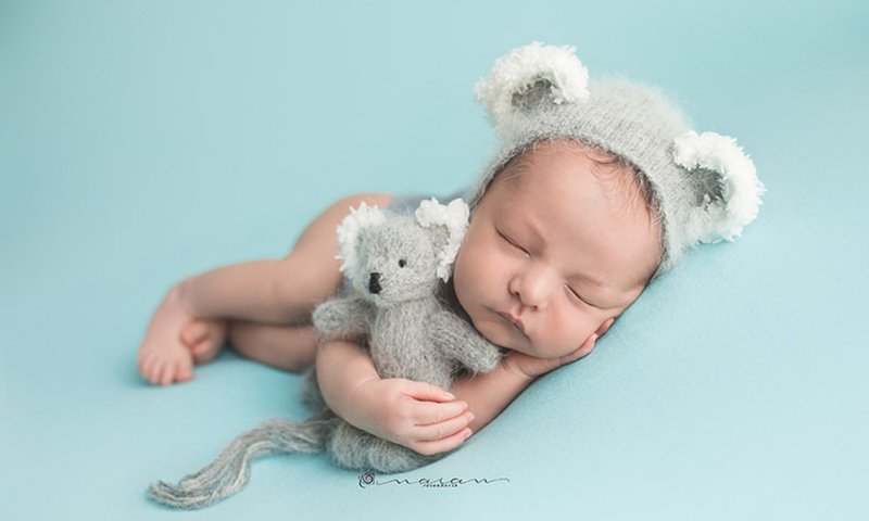 Newborn photo prop set: knitted toy koala and matching bonnet - Baby Accessories - Wool Gray