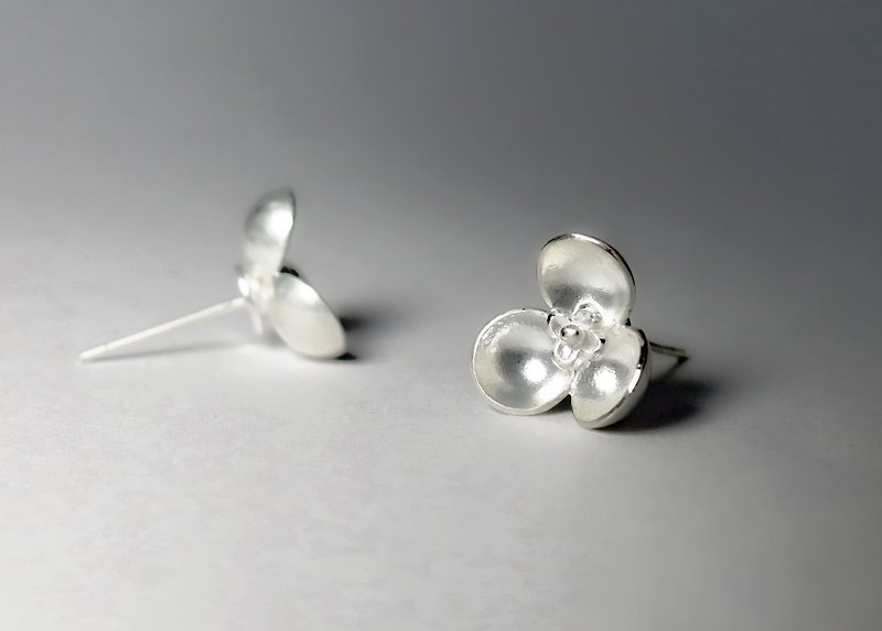 Nature-Small Silver Flower Earrings / handmade,stud earrings - ต่างหู - เงินแท้ สีเงิน