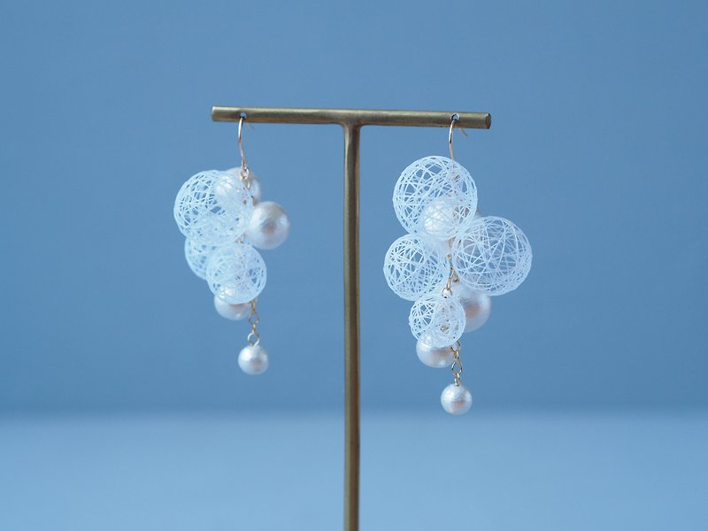 絲．絹 耳環/耳夾 白色 - 鏤空紗球棉珍珠 不對稱垂墜耳環 / 耳夾