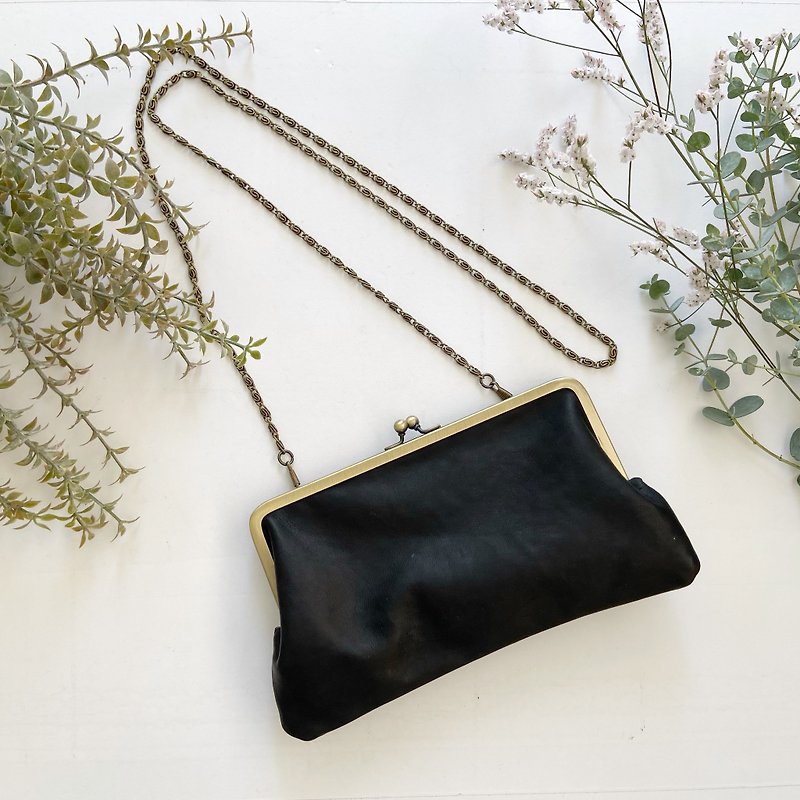 [Horizontal] Kiss lock bag Smartphone Pochette Horse Leather Black Antique Hardware - Messenger Bags & Sling Bags - Other Man-Made Fibers Black