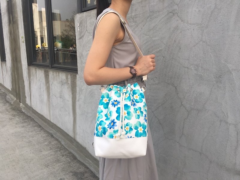 Hand-painted wind blue flower 3way mouth bucket bag (portable/shoulder/back) - Messenger Bags & Sling Bags - Cotton & Hemp Blue