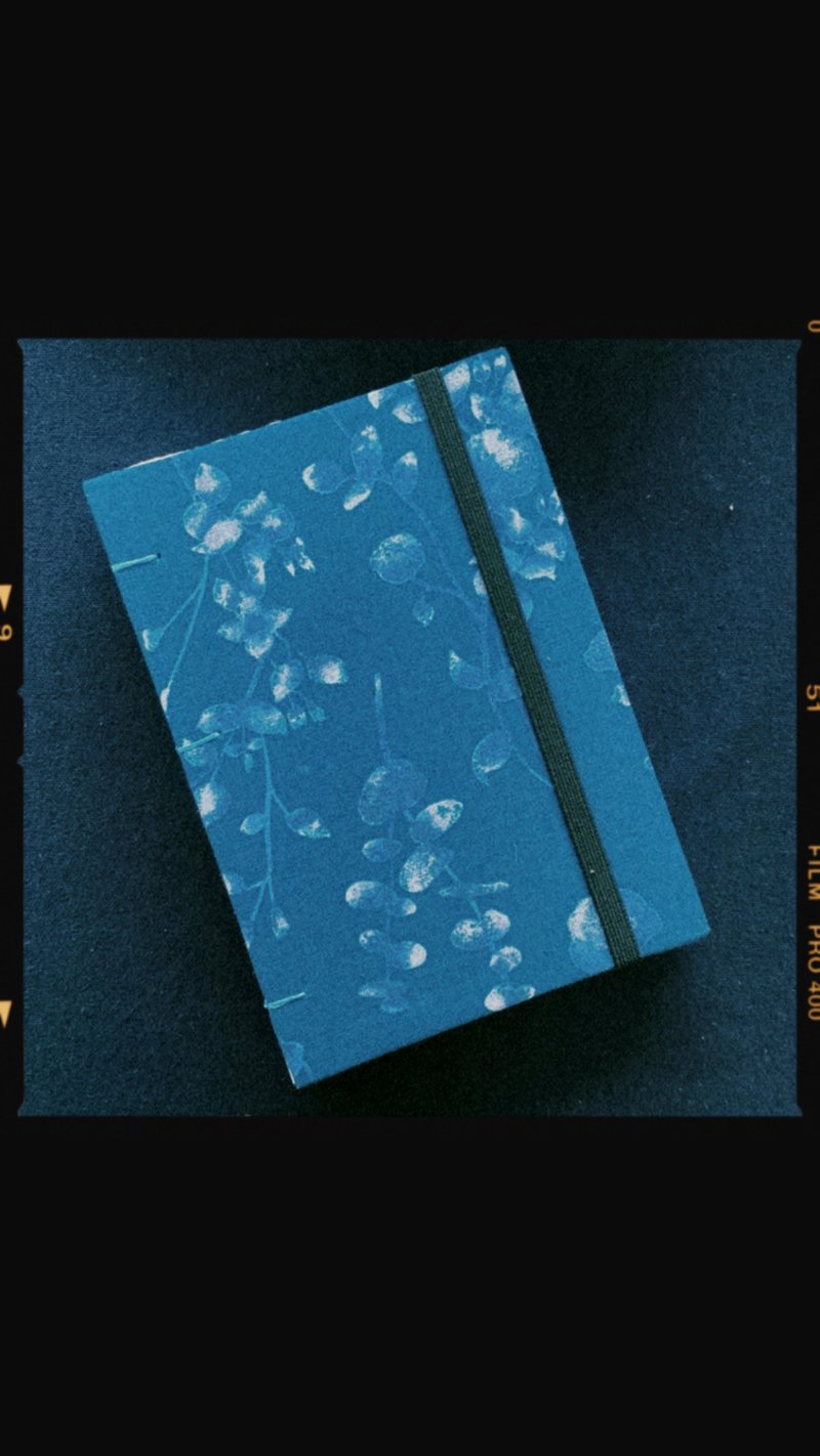 【クリスマスギフト】青い花言葉の物語 - 2026年 日付フリー A6 手縫い手帳 - ノート・手帳 - 紙 