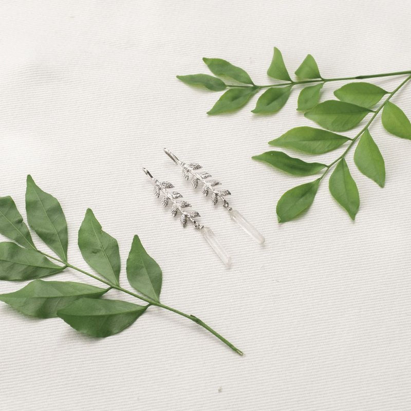 Leaf Crystal Earrings - 耳環/耳夾/耳骨夾 - 半寶石 銀色