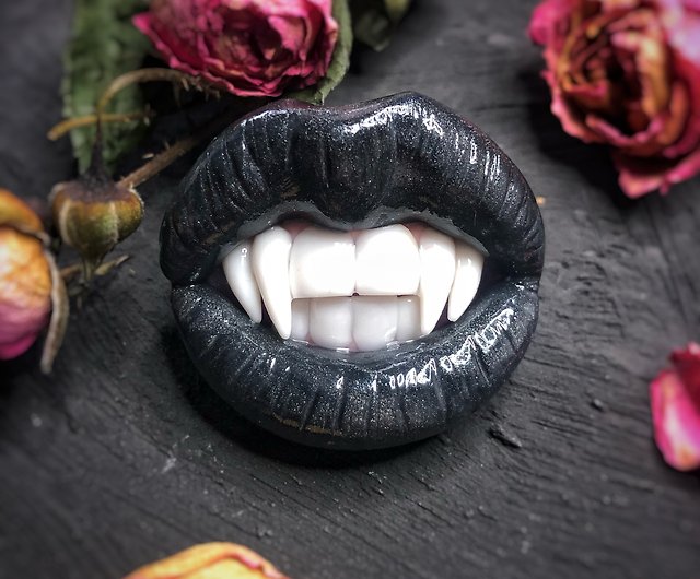 black vampire lips