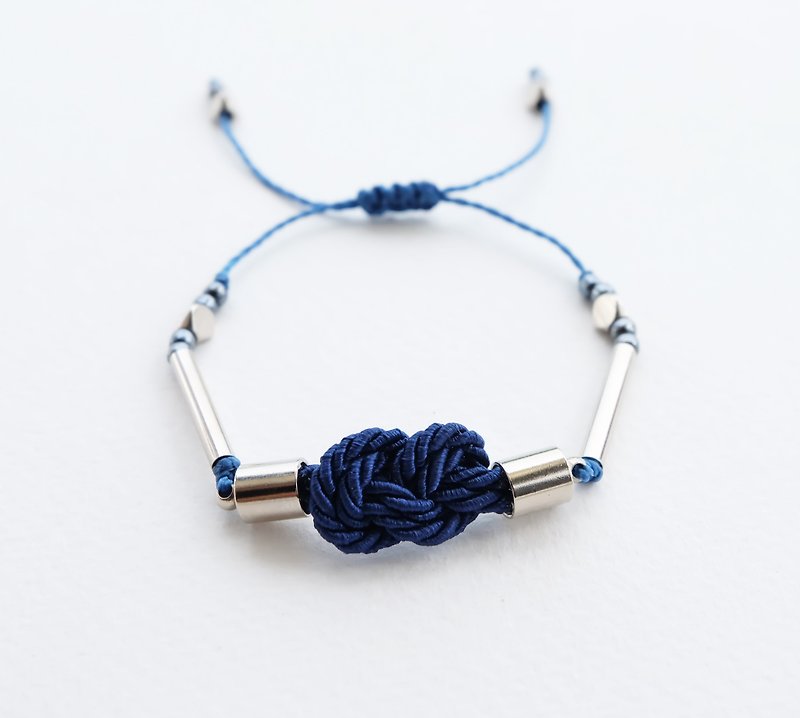 Infinity knot twisted rope in navy blue adjustable bracelet - สร้อยข้อมือ - เส้นใยสังเคราะห์ สีน้ำเงิน