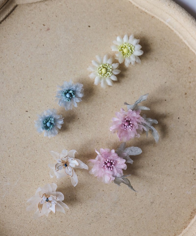 Three designs of Little Daisy hand-dyed flower earrings hidden deep in my heart - ต่างหู - ผ้าไหม หลากหลายสี