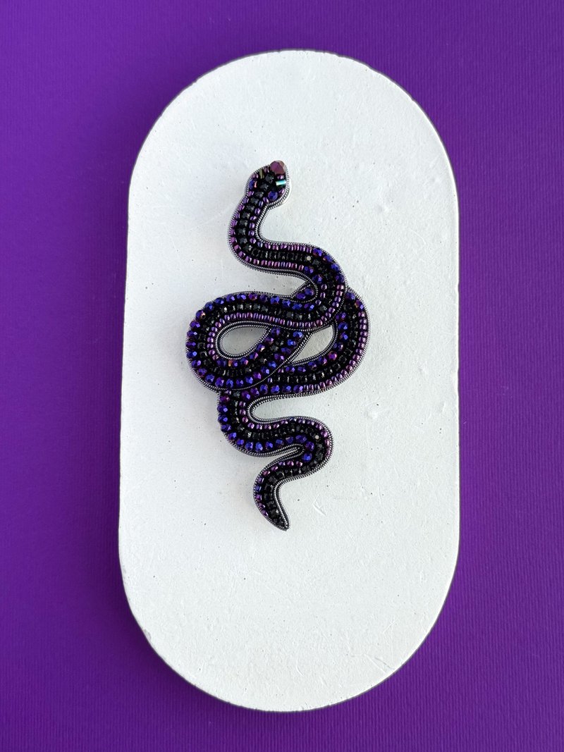 Beaded snake brooch pin embroidered snake jewelry made in Ukraine - 胸針 - 其他材質 黑色