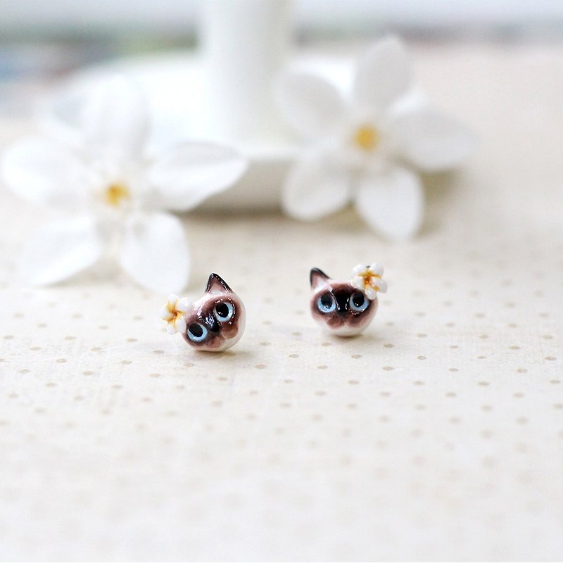 ดินเหนียว ต่างหู สีนำ้ตาล - Siamese cat with Plumeria flower earrings, Cat stud earrings, cat lover gifts