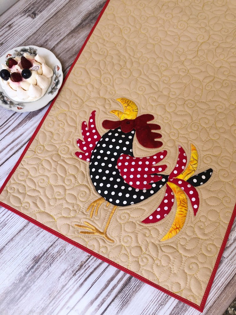 Easter cockerels quilted table runner, Roosters bed topper, Holiday tablecloth - 餐桌布/桌巾/餐墊 - 棉．麻 多色