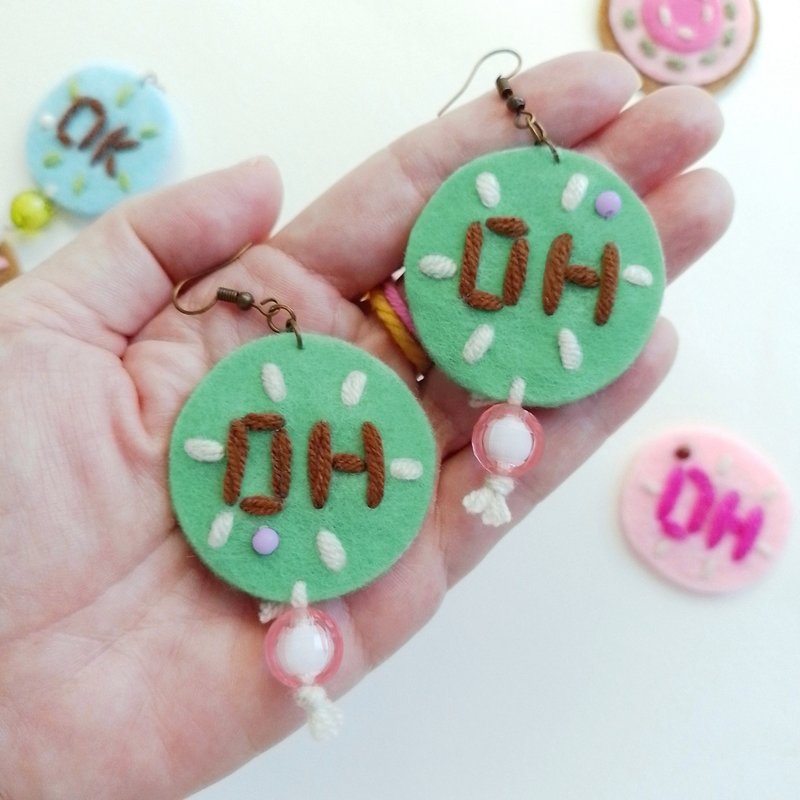 Cute free-form dangle earrings design with hand-stitching on hard felt, beads - 耳環/耳夾/耳骨夾 - 其他材質 綠色