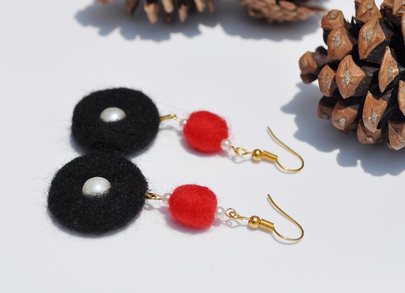 Red and black wool felt earrings - ต่างหู - ขนแกะ สีดำ
