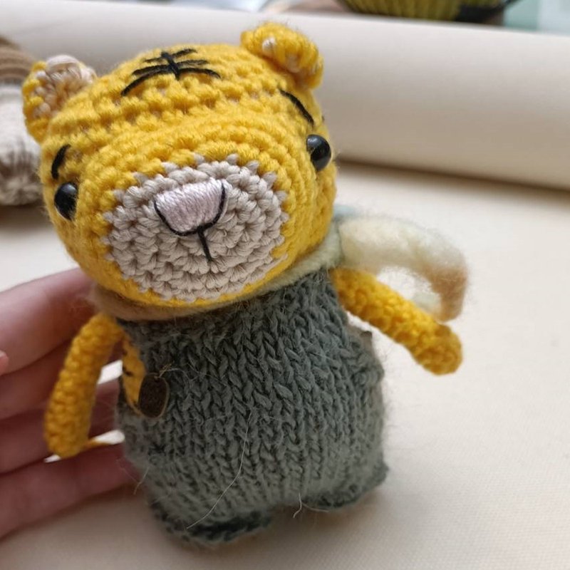 毛線娃娃年度清倉特價 毛線動物 臘腸狗 吊帶褲老虎 圍巾小熊 - 寶寶/兒童玩具/玩偶 - 羊毛 黃色